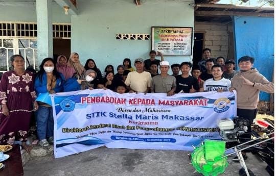 PKM STIK Stella Maris Makassar Bantu Traktor dan Mesin penanam Benih Jagung Wujudkan Pertanian Modern di Bantaeng