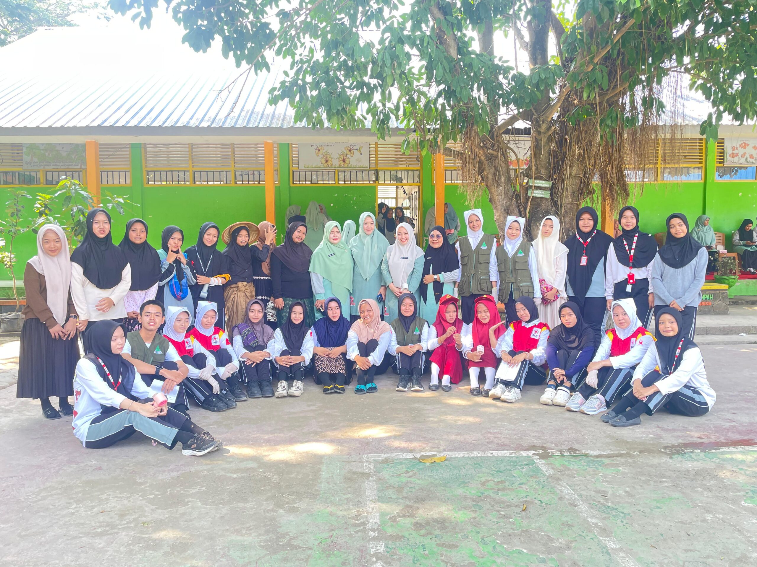 Ekskul UKS dan PMR SMA Negeri 2 Enrekang Memukau dalam Kegiatan Aksi Bergizi