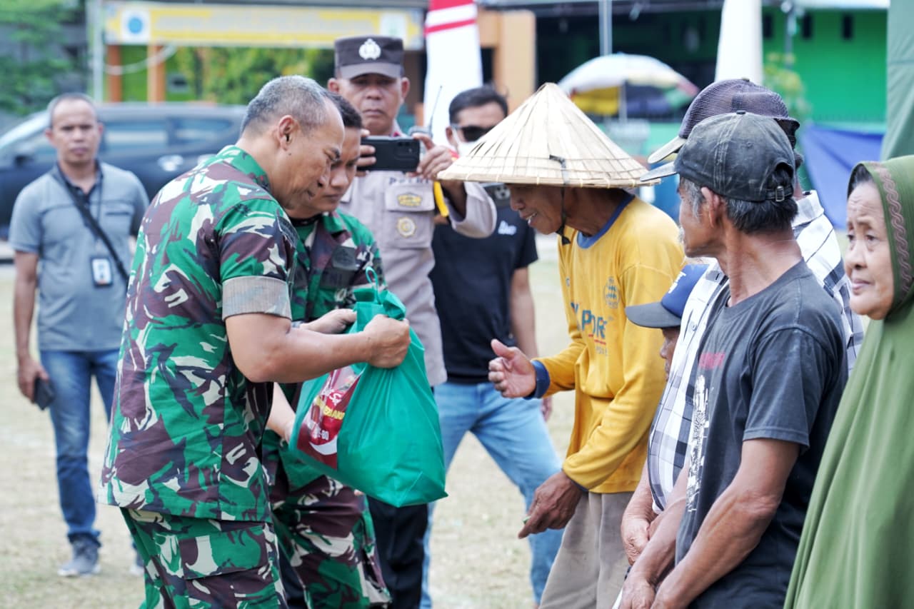 Sambut HUT ke-80 TNI, Kodam XIV/Hsn Gelar Bakti Sosial Pembagian Paket Sembako