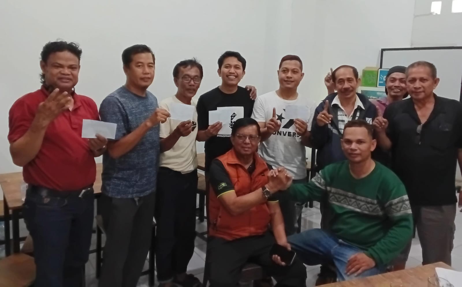 Para Komunitas Pecinta Domino Makassar Ikut Ramaikan Liga Mini Domino di Warkop 55 Sungai Saddang Baru