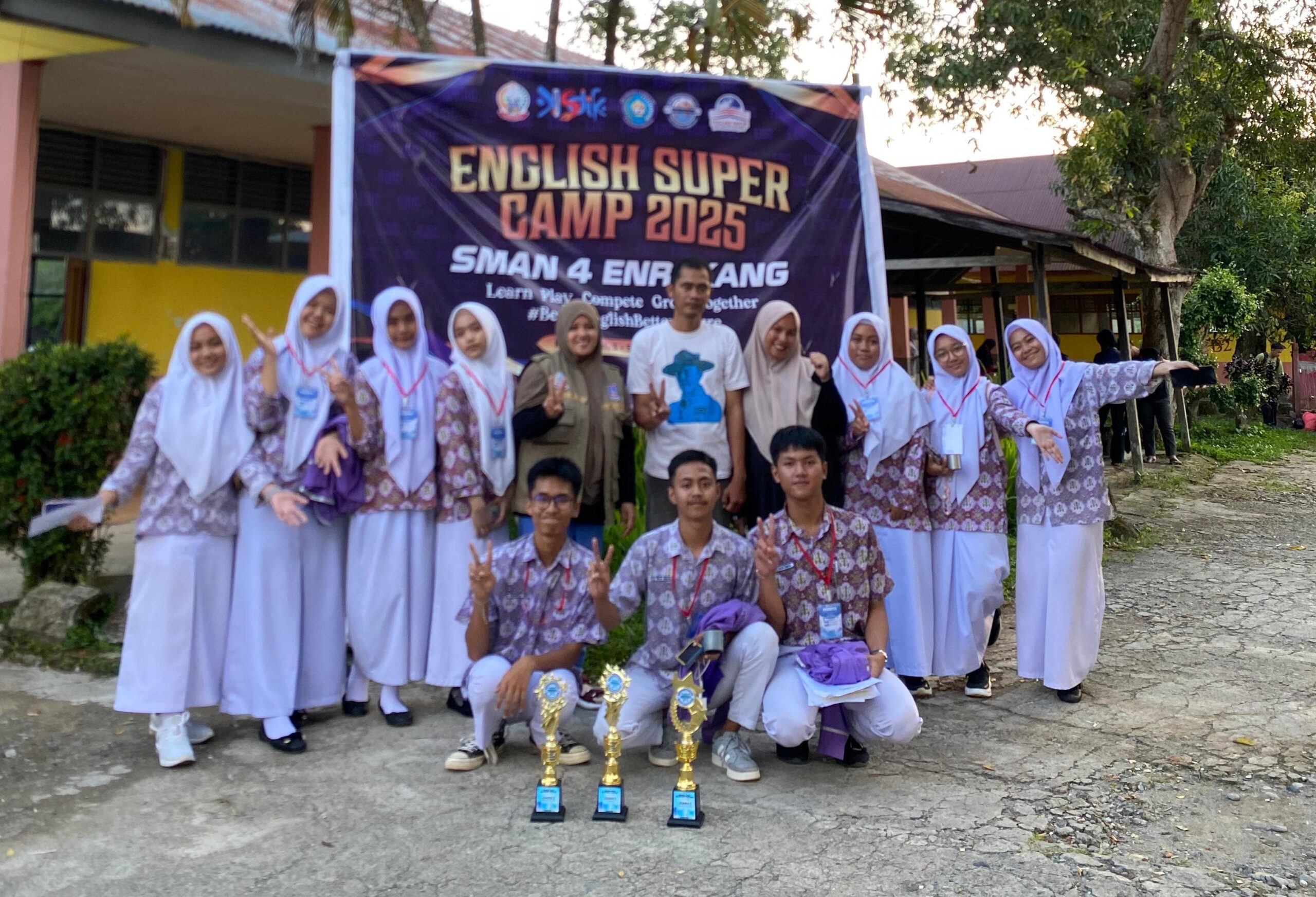 *Tim Ekskul Bahasa Inggris Berprestasi di English Super Camp* 