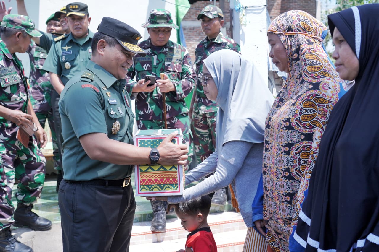 *Kasdam XIV/Hsn Tinjau Lokasi Bencana Angin Puting Beliung di Gowa dan Salurkan Bantuan Sembako*