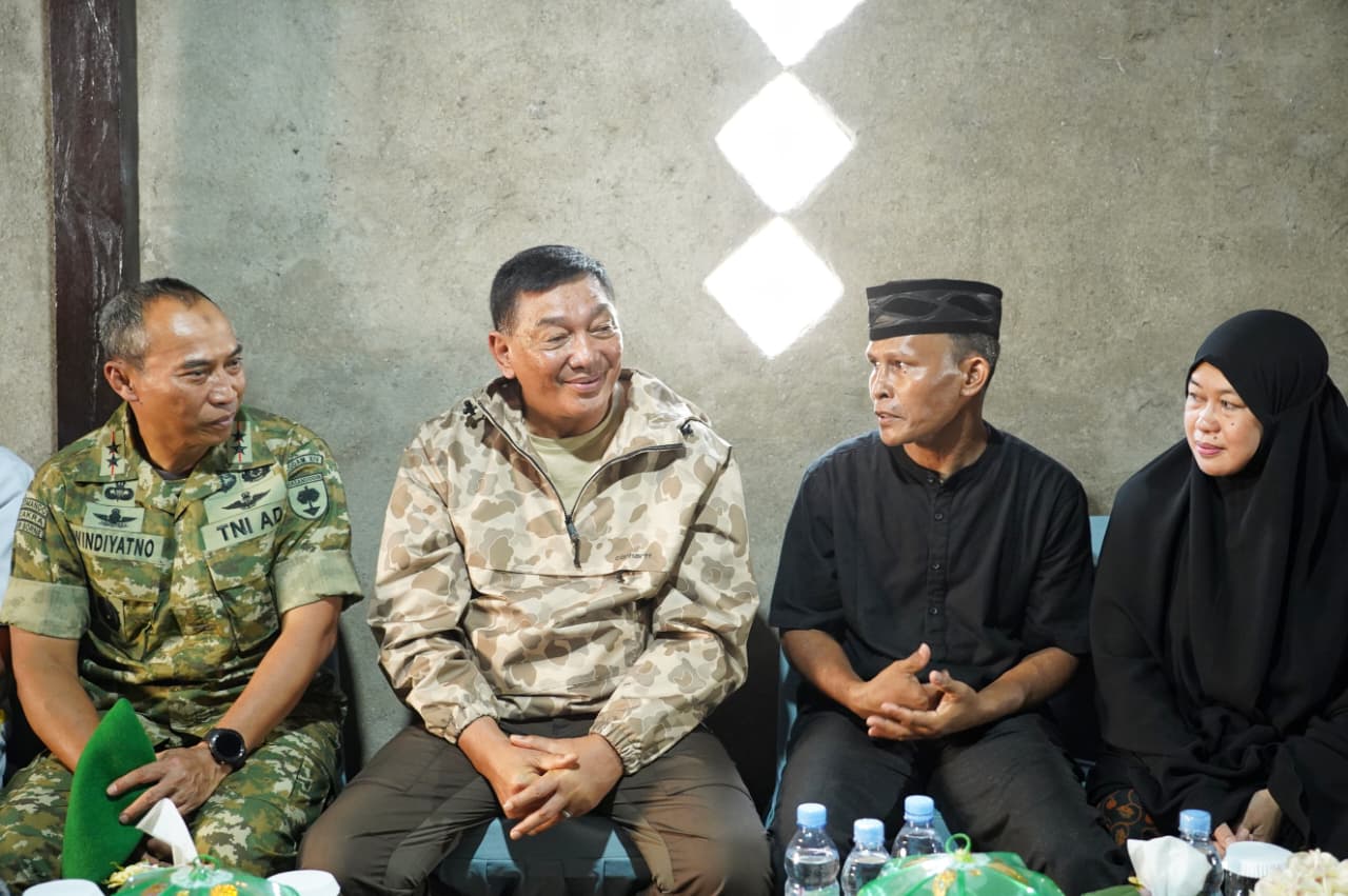 Bentuk Kepedulian Negara, Menhan RI bersama Pangdam XIV/Hsn Kunjungi Keluarga Lettu (Anumerta) Fauzi Ahmad Zulkarnaen