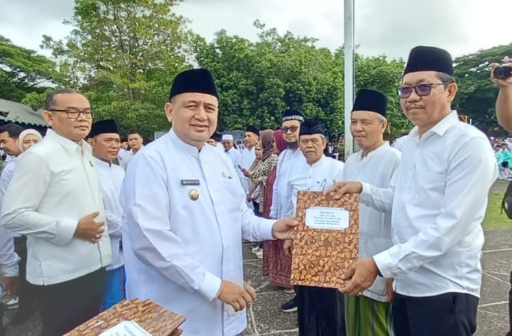 Walikota Makassar Serahkan Sertipikat Wakaf kepada Pengurus Masjid Al Ikhtiar.