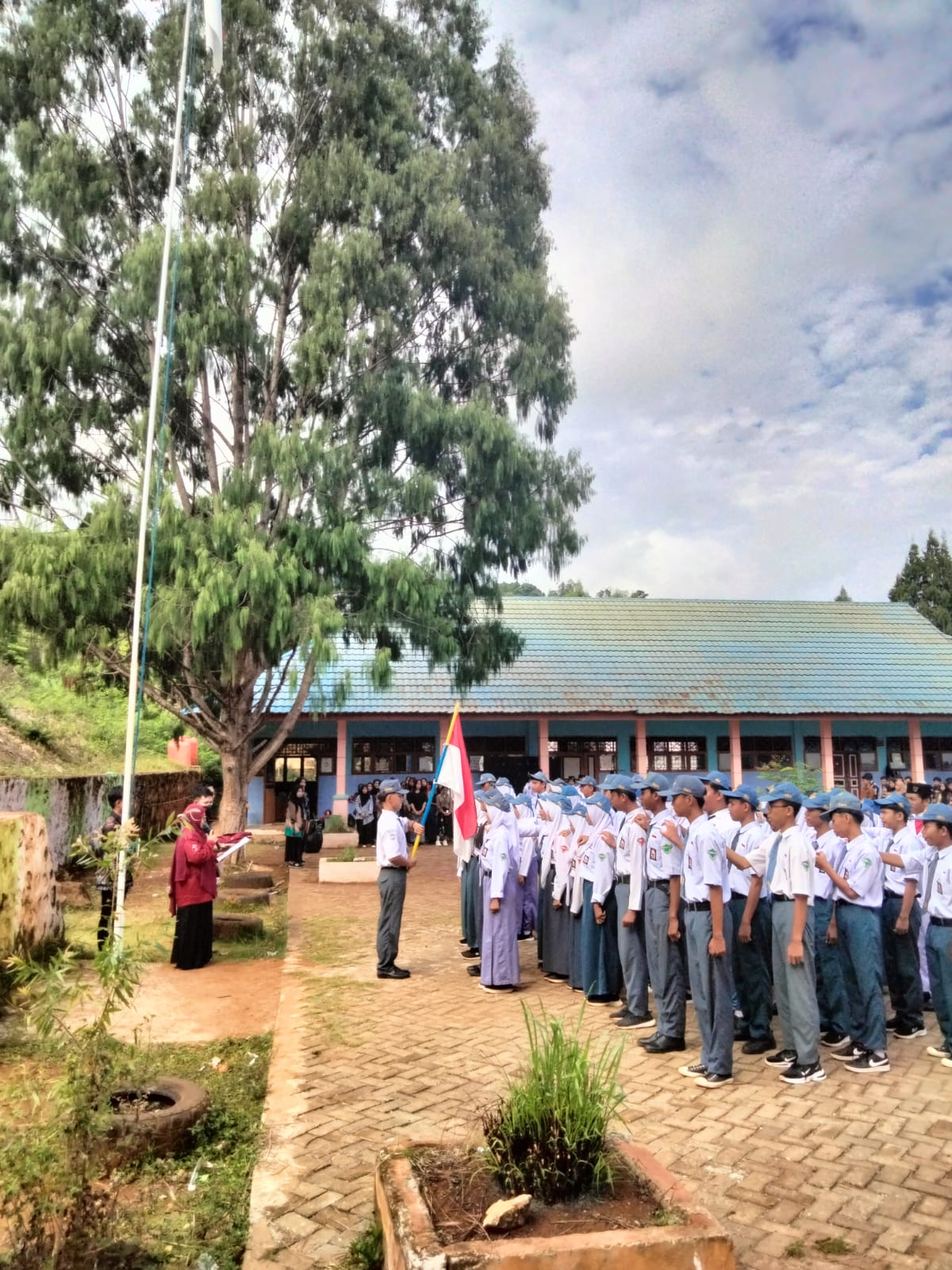 SMAN 11 Luwu Timur Gelar Upacara Hari Sumpah Pemuda dan Pelantikan OSIS-MPK 2025–2026