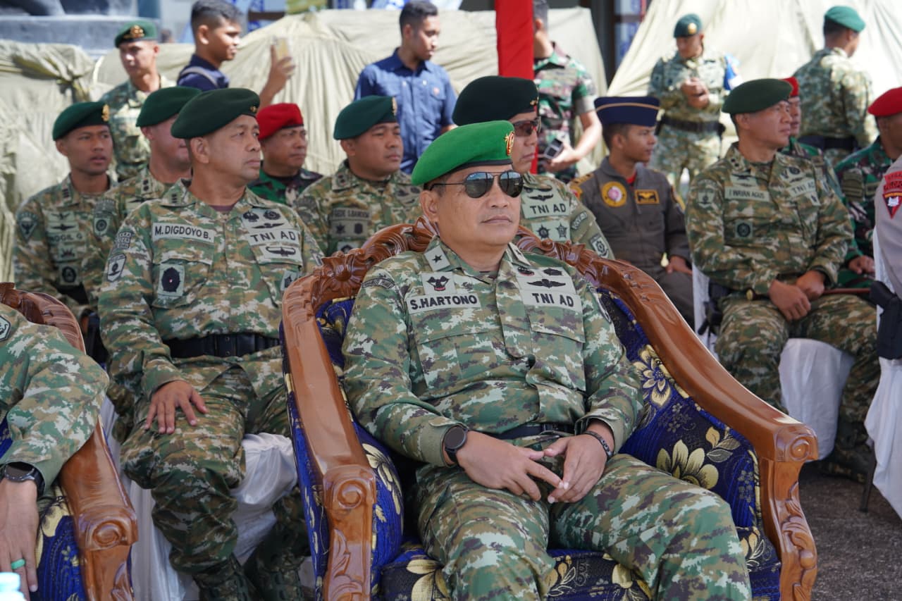 Kasdam XIV/Hsn Hadiri Penutupan Wing Day Latihan Para Dasar Divif 3 Kostrad