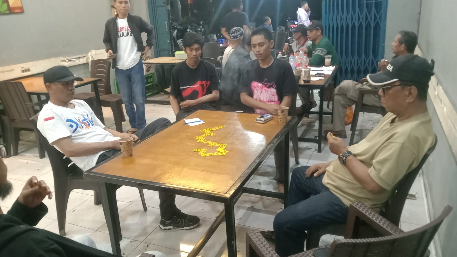 Pasangan Sukri/HDTayang dari Dome TikiTaka Tuan Guru Community Juara I Liga Mini Domino di Warkop WIM