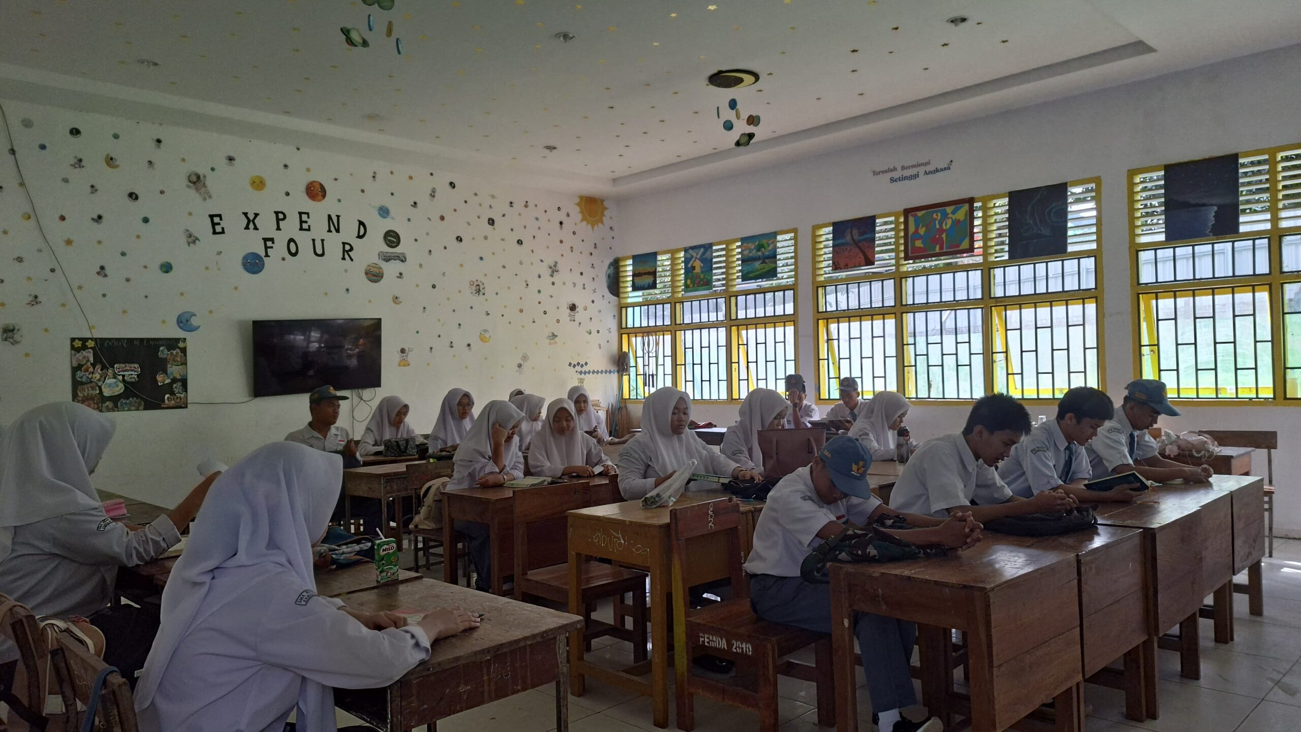 Rutinitas Senam Pagi dan Literasi Kitab Suci di SMA Negeri 2 Enrekang