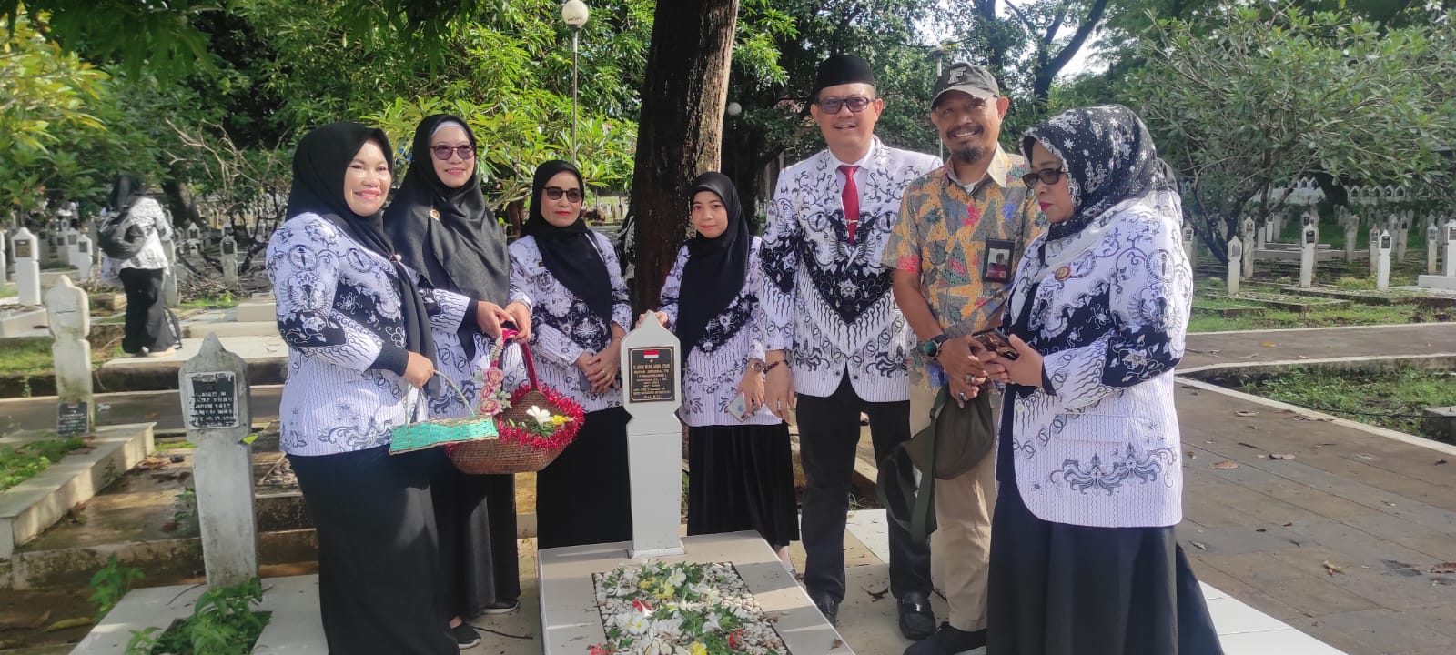 Menyambut Hari PGRI ke-80 dan Hari Guru Nasional, PGRI Sulsel Tabur Bunga di TMP Panaikang