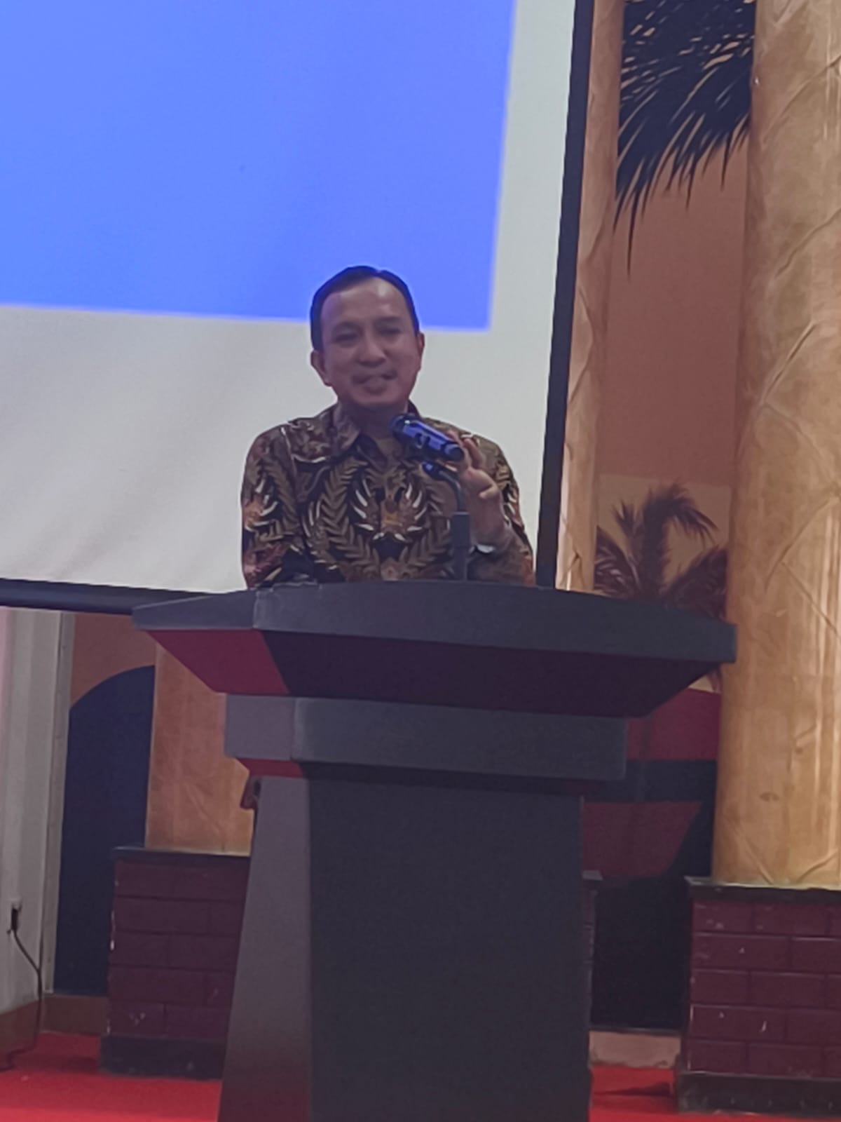 Kabid Koperasi Dr.Harryman Herdianto Mewakili Walikota Tutup Diklat Peningkatan Kompetensi SDM Pengurus KKMP Kota Makassar