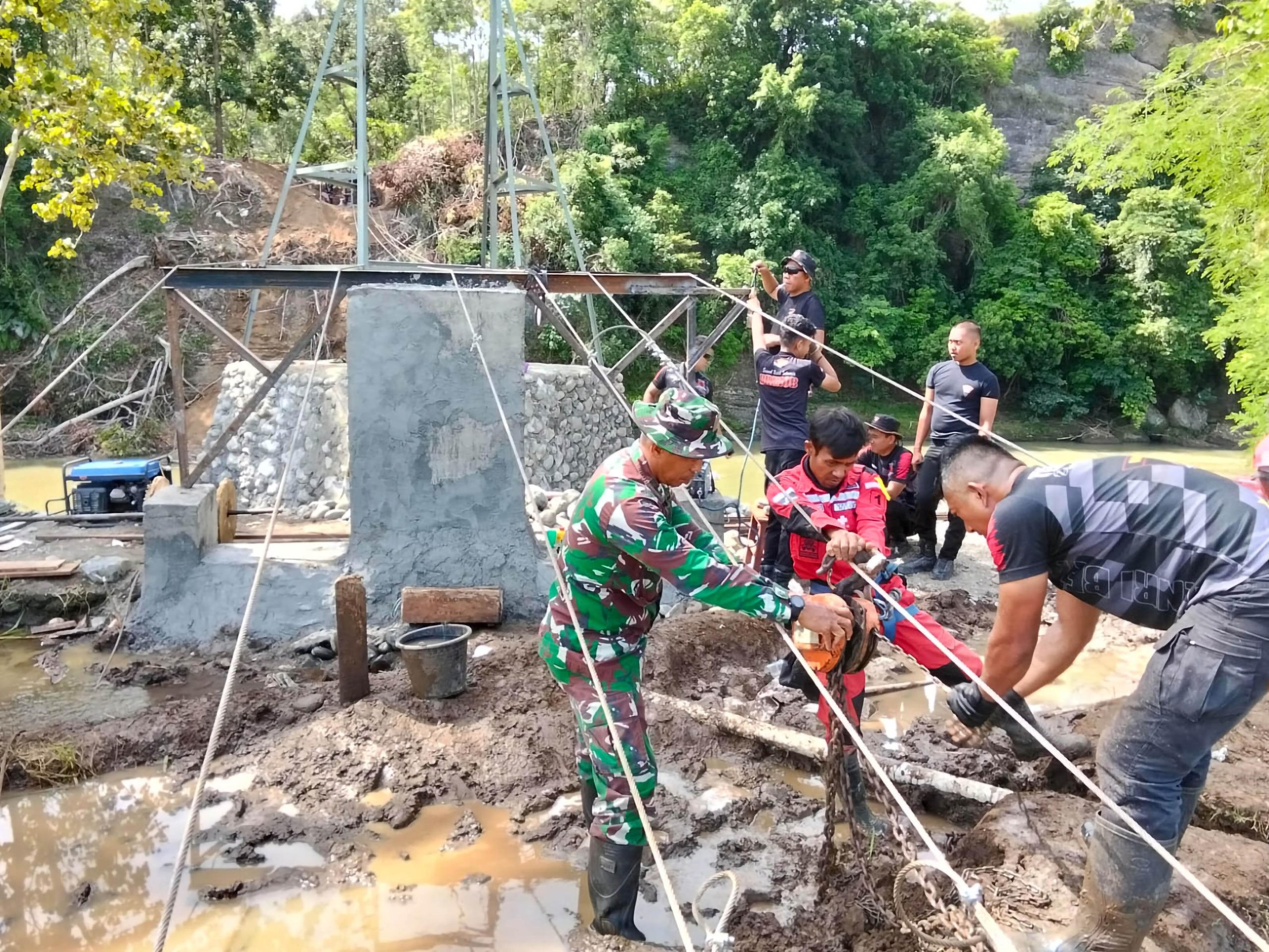Respons Cepat TNI di Soppeng: Bangun Jembatan Gantung Demi Keselamatan Warga