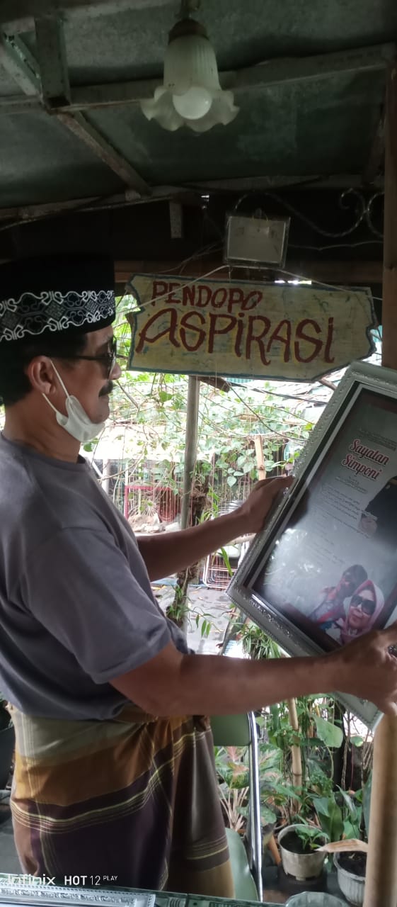 ANDI PASAMANGI WAWO, KETUA DEWAN PENASEHAT PWI SULSEL DAN KETUA FKPM MAKASSAR KADO PUISI DARI. DEWAN KESENIAN MAKASSAR