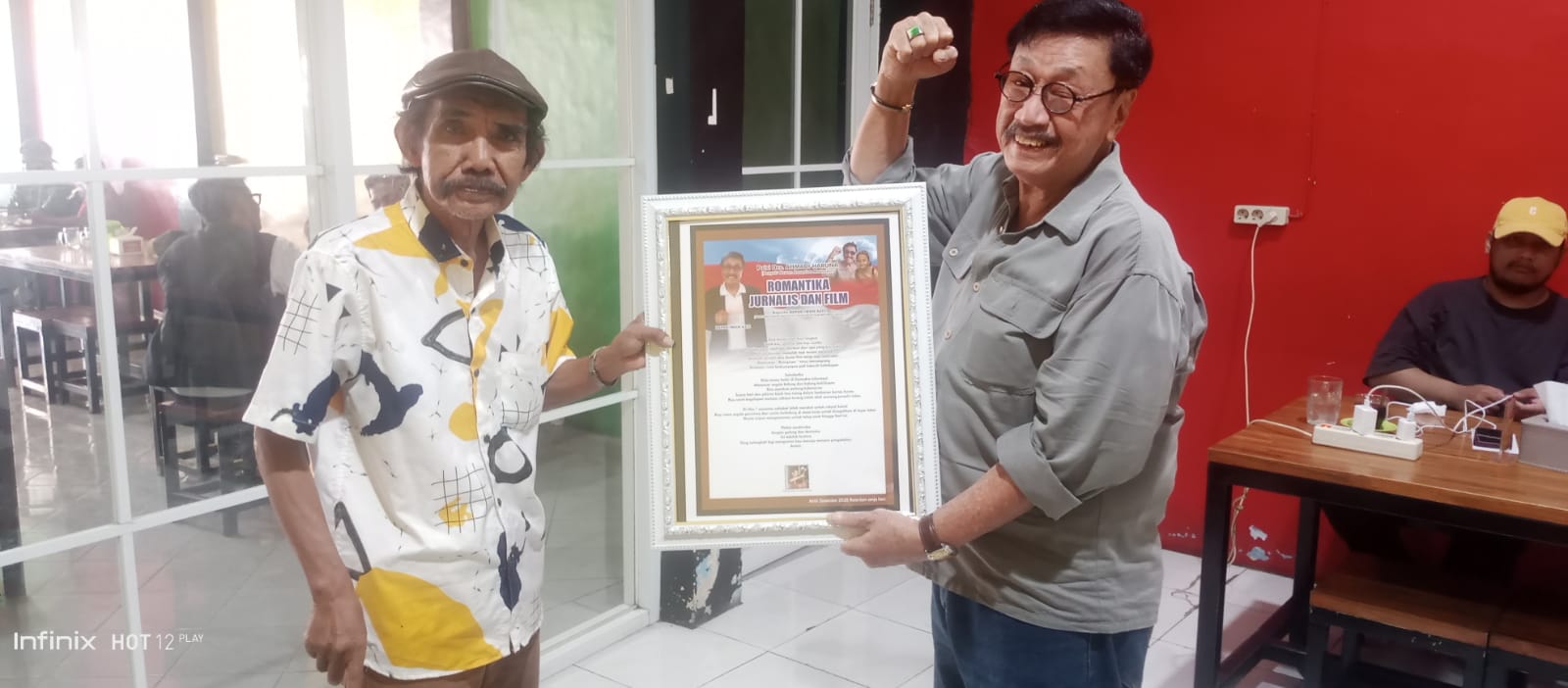 JURNALIS SENIOR DAN PENGAMAT FILM INDONESIA IWAN AZIS MAKASSAR KADO PUISI DARI DEWAN KESENIAN MAKASSAR