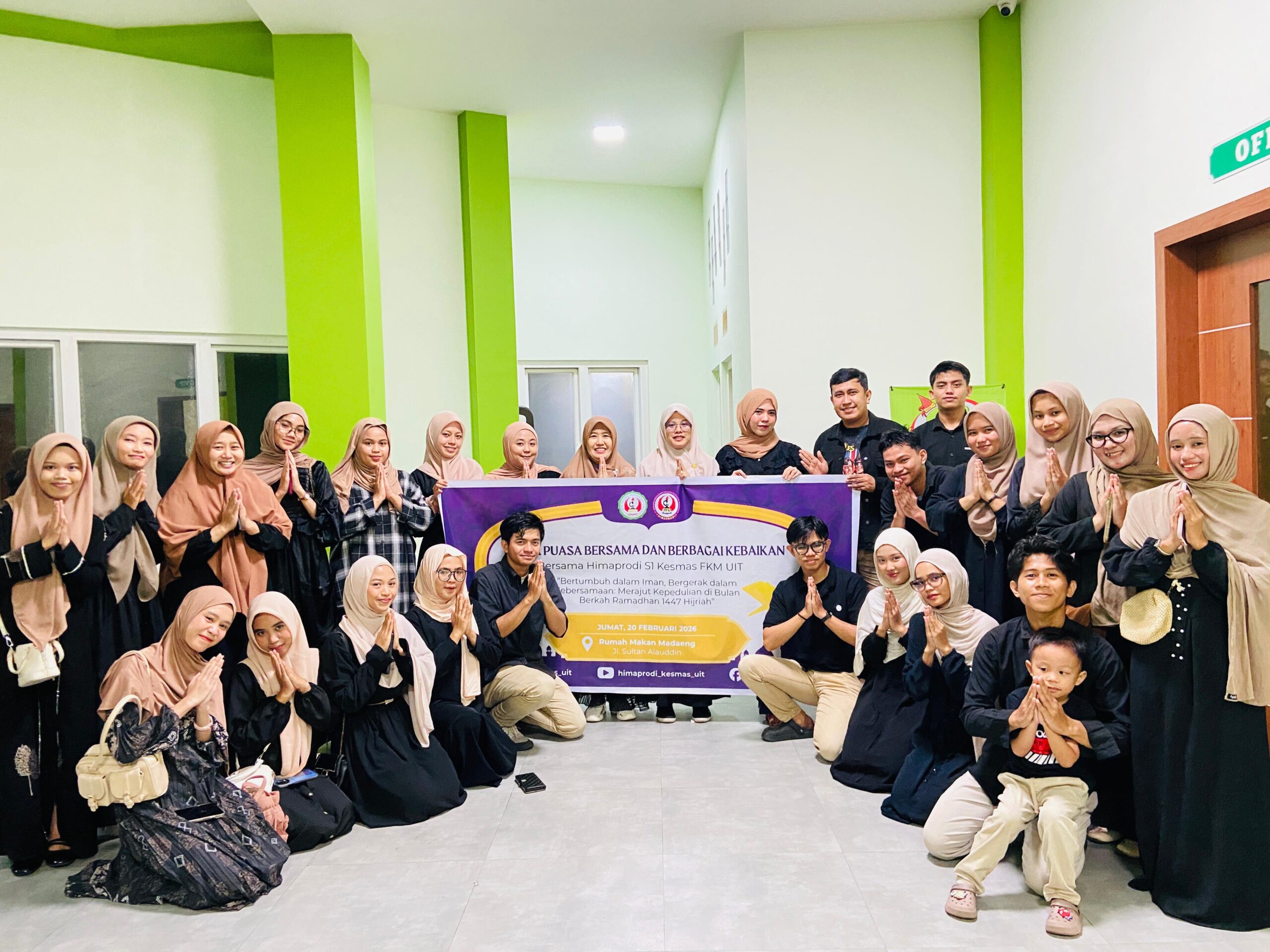 Mahasiswa Kesmas UIT Berbagi Takjil di Makassar, Dorong Kepedulian dan Edukasi Kesehatan Masyarakat di Bulan Ramadan
