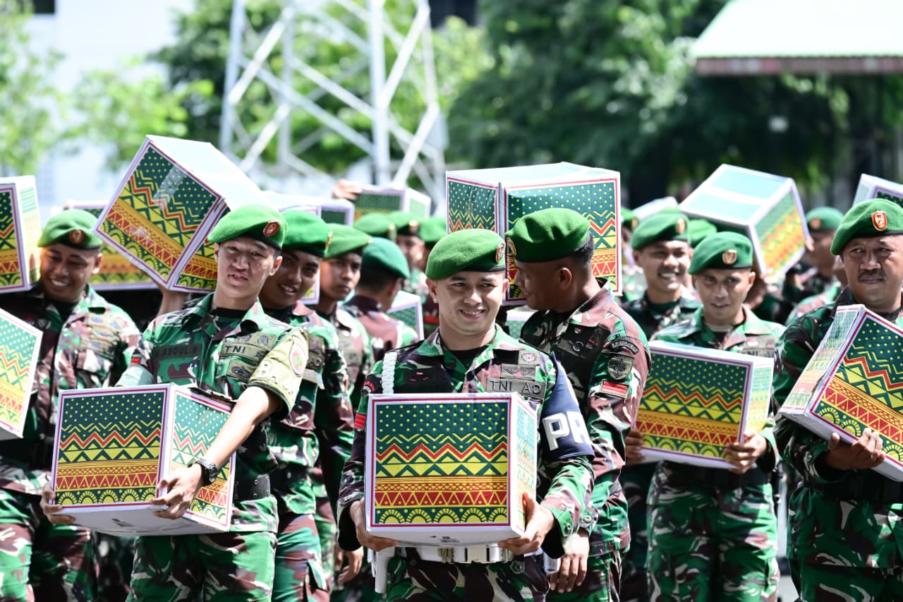 Pangdam XIV/Hsn Bagikan Bingkisan Lebaran untuk Prajurit dan PNS Makodam