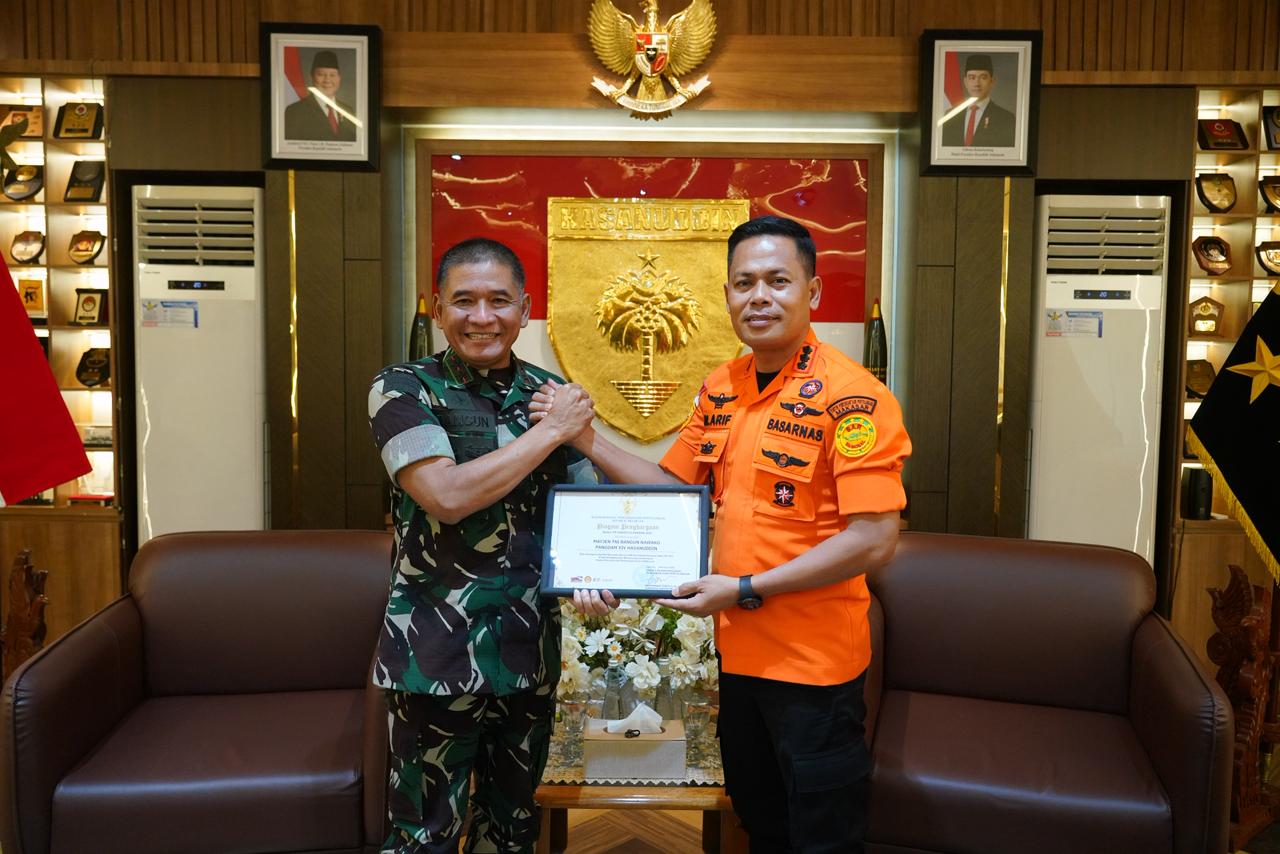 Pangdam XIV/Hsn Terima Penghargaan Kabasarnas RI atas Dedikasi Operasi SAR di Gunung Bulusaraung