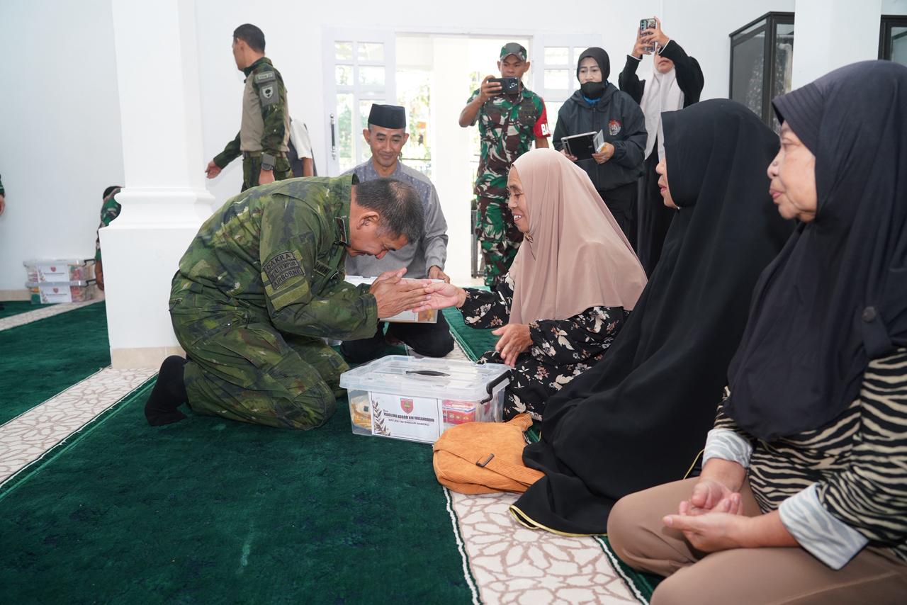 Dekat dengan Rakyat, Pangdam XIV/Hasanuddin Berbagi Paket Sembako di Masjid H. Sjamsoeddin Kurnia Malino