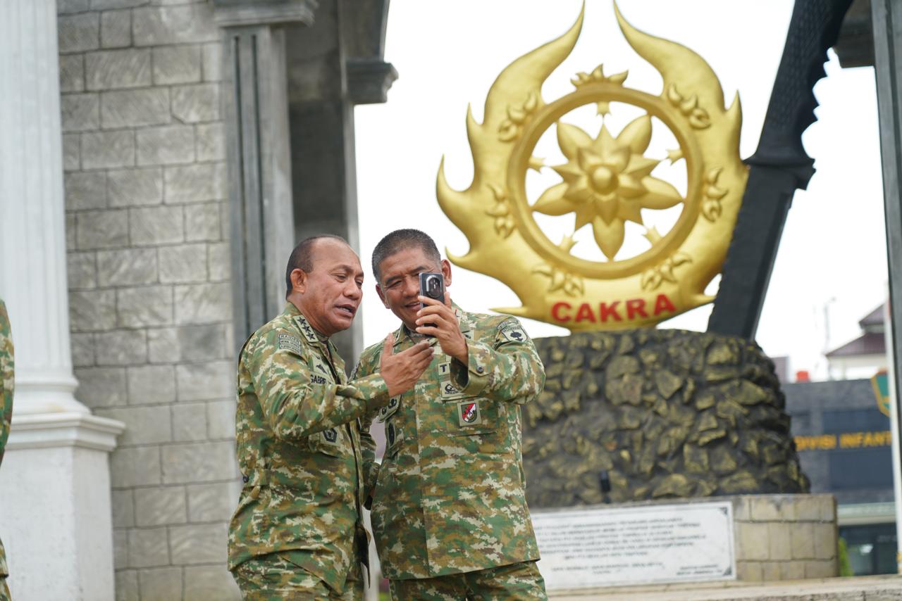 Perkuat Sinergi TNI, Pangdam XIV/Hsn Dampingi Kabacadnas Kunjungi Divif 3/Kostrad