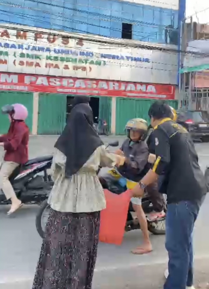 Presiden BEM FISIP UIT Makassar Adakan Bagi-Bagi Takjil di Depan Kampus